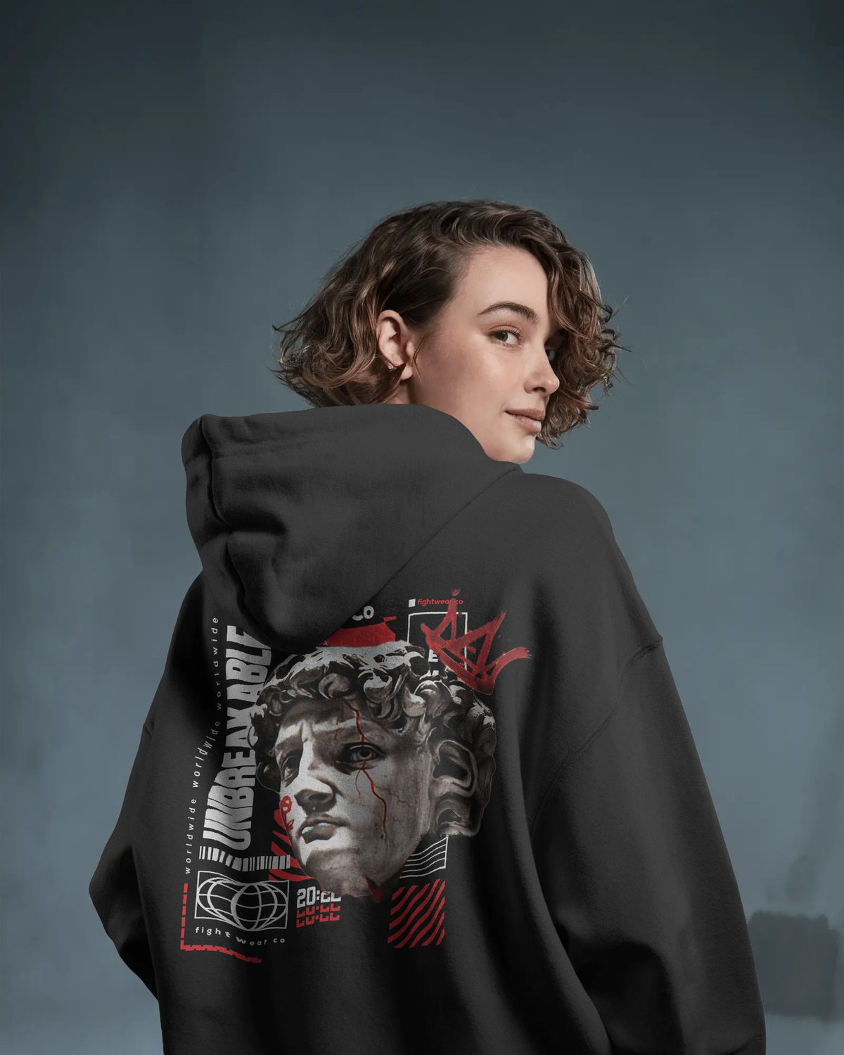 Cliente con hoodie oversize FightwearCo