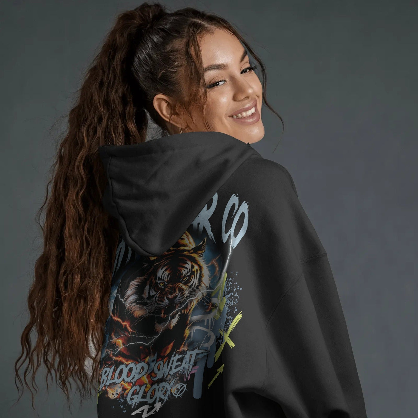 Hoodie FightwearCo con presencia